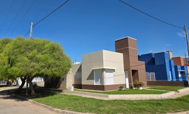 IMPERDIBLE CASA ESQUINA EN BARRIO PARQUE NORTE - MONTE CRISTO