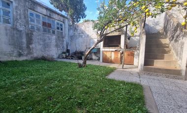 Galpón, casa 3 amb con jardín  venta