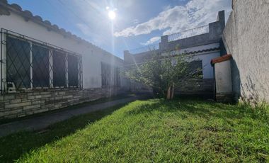 Galpón, casa 3 amb con jardín  venta