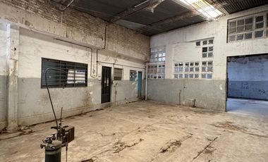 Galpón, casa 3 amb con jardín  venta