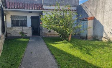 Galpón, casa 3 amb con jardín  venta