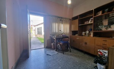 Galpón, casa 3 amb con jardín  venta