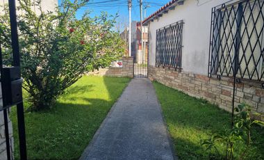 Galpón, casa 3 amb con jardín  venta