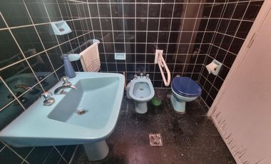 Galpón, casa 3 amb con jardín  venta