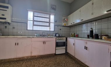 Galpón, casa 3 amb con jardín  venta