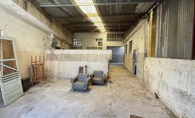 Galpón, casa 3 amb con jardín  venta