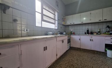 Galpón, casa 3 amb con jardín  venta