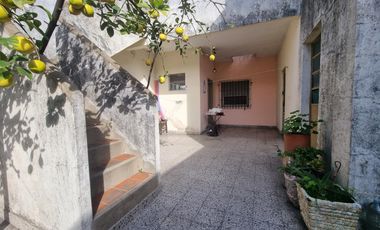 Galpón, casa 3 amb con jardín  venta