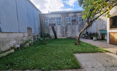 Galpón, casa 3 amb con jardín  venta