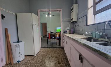 Galpón, casa 3 amb con jardín  venta