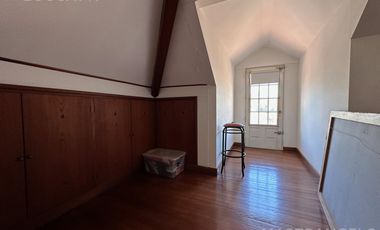 Casa de estilo desarrollada sobre doble lote en excelente zona residencial
