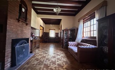 Casa de estilo desarrollada sobre doble lote en excelente zona residencial