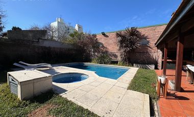 Casa de estilo desarrollada sobre doble lote en excelente zona residencial