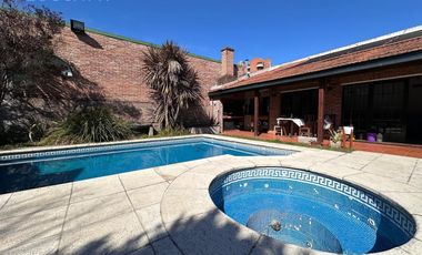 Casa de estilo desarrollada sobre doble lote en excelente zona residencial