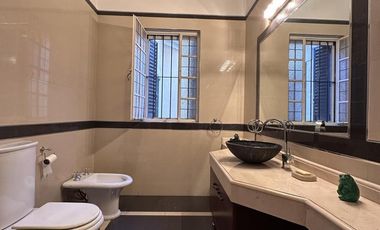 Casa de estilo desarrollada sobre doble lote en excelente zona residencial