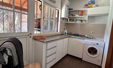 Casa de estilo desarrollada sobre doble lote en excelente zona residencial