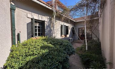 Casa de estilo desarrollada sobre doble lote en excelente zona residencial