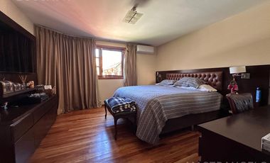 Casa de estilo desarrollada sobre doble lote en excelente zona residencial