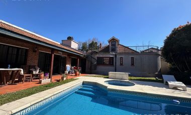 Casa de estilo desarrollada sobre doble lote en excelente zona residencial