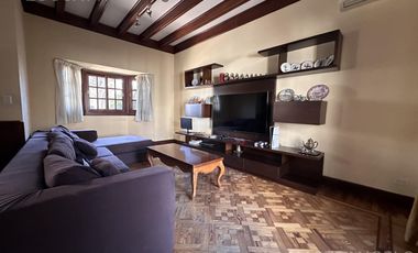 Casa de estilo desarrollada sobre doble lote en excelente zona residencial