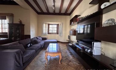 Casa de estilo desarrollada sobre doble lote en excelente zona residencial