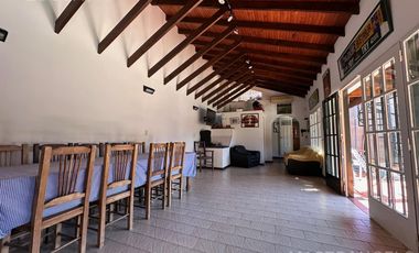 Casa de estilo desarrollada sobre doble lote en excelente zona residencial