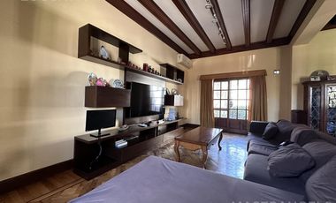 Casa de estilo desarrollada sobre doble lote en excelente zona residencial