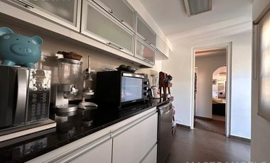Casa de estilo desarrollada sobre doble lote en excelente zona residencial