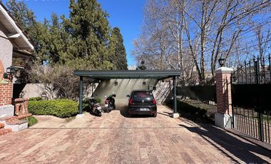 Casa de estilo desarrollada sobre doble lote en excelente zona residencial