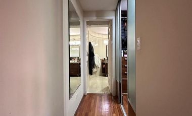 Casa de estilo desarrollada sobre doble lote en excelente zona residencial