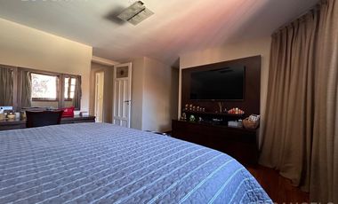 Casa de estilo desarrollada sobre doble lote en excelente zona residencial