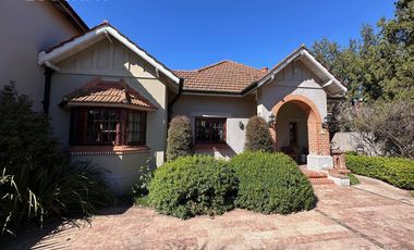 Casa de estilo desarrollada sobre doble lote en excelente zona residencial