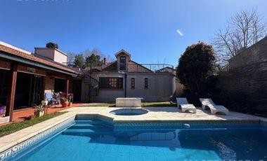 Casa de estilo desarrollada sobre doble lote en excelente zona residencial