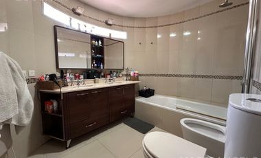 Casa de estilo desarrollada sobre doble lote en excelente zona residencial