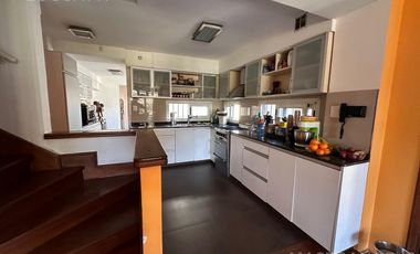 Casa de estilo desarrollada sobre doble lote en excelente zona residencial