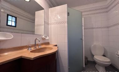 Casa de estilo desarrollada sobre doble lote en excelente zona residencial