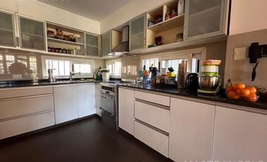Casa de estilo desarrollada sobre doble lote en excelente zona residencial