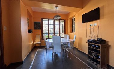 Casa de estilo desarrollada sobre doble lote en excelente zona residencial