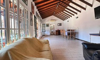 Casa de estilo desarrollada sobre doble lote en excelente zona residencial