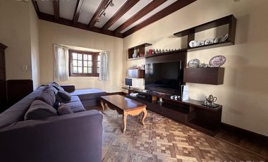 Casa de estilo desarrollada sobre doble lote en excelente zona residencial