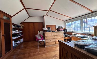 Casa de estilo desarrollada sobre doble lote en excelente zona residencial