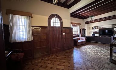 Casa de estilo desarrollada sobre doble lote en excelente zona residencial
