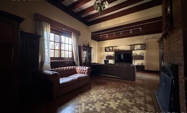 Casa de estilo desarrollada sobre doble lote en excelente zona residencial