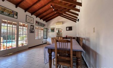 Casa de estilo desarrollada sobre doble lote en excelente zona residencial
