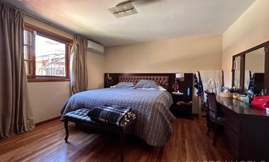 Casa de estilo desarrollada sobre doble lote en excelente zona residencial