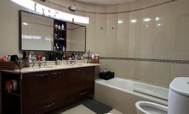 Casa de estilo desarrollada sobre doble lote en excelente zona residencial