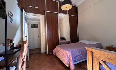 Casa de estilo desarrollada sobre doble lote en excelente zona residencial