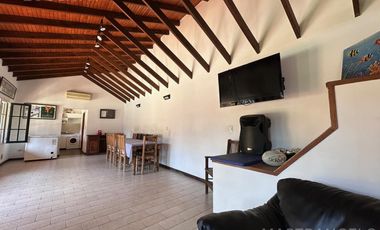 Casa de estilo desarrollada sobre doble lote en excelente zona residencial