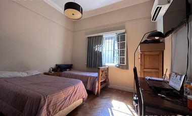 Casa de estilo desarrollada sobre doble lote en excelente zona residencial