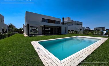 Casa de 6 ambientes En Venta  a estrenar en Greenville Polo Resort Hudson Berazategui